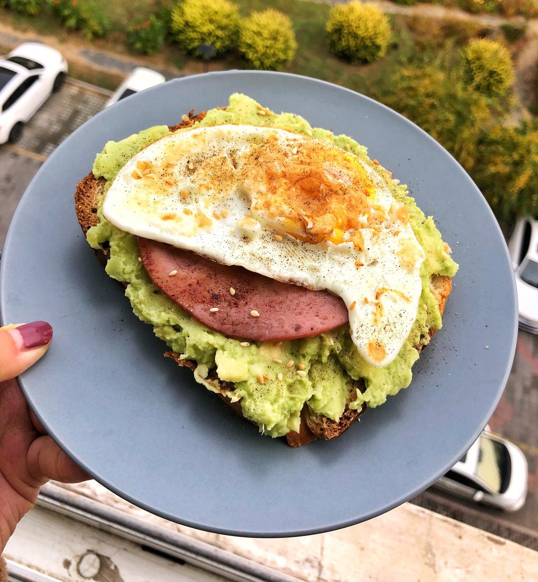 元气早餐：牛油果煎蛋火腿吐司的做法