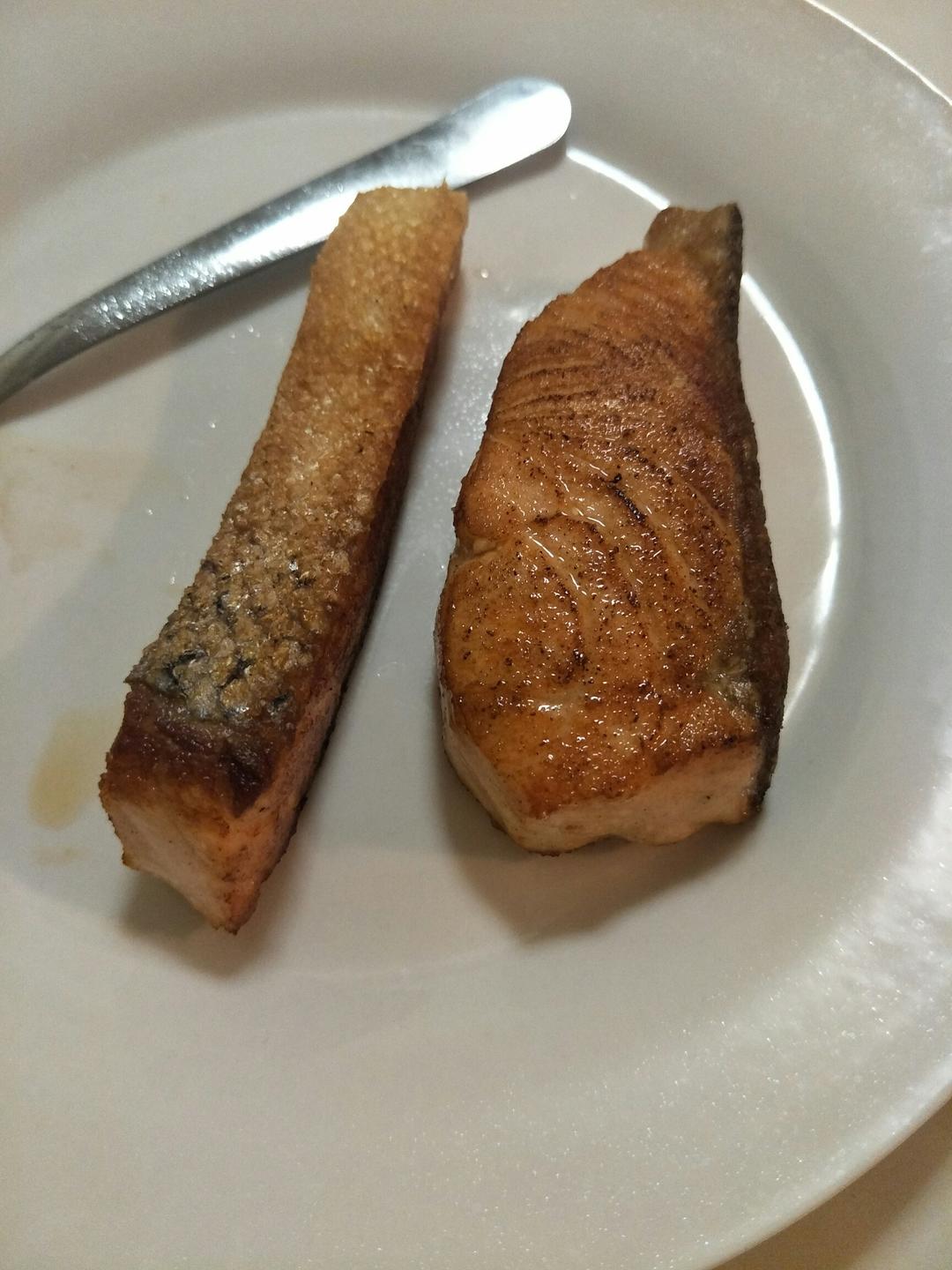 煎三文鱼（最朴素，脆皮好吃不浪费～）