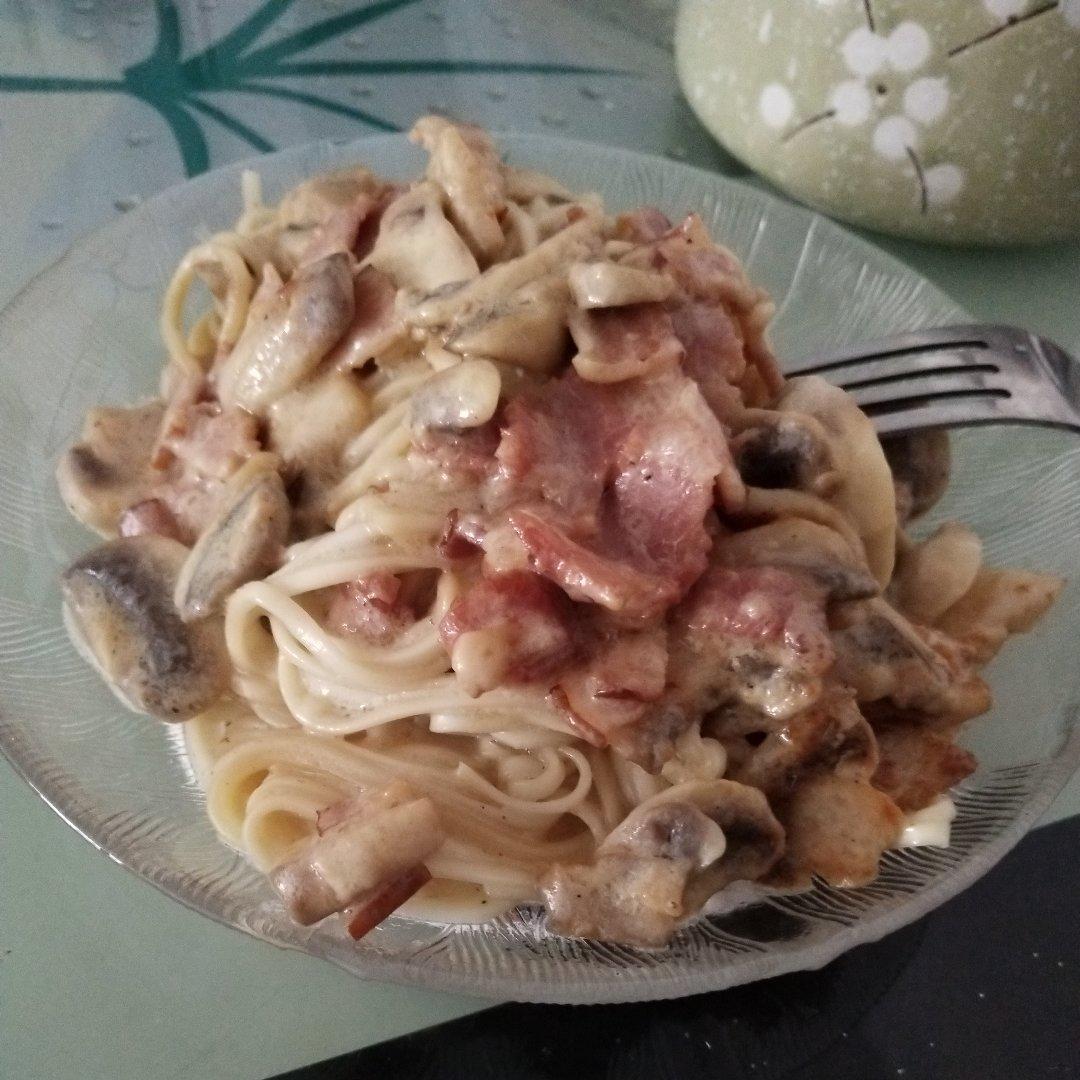 白蘑菇奶油培根意面