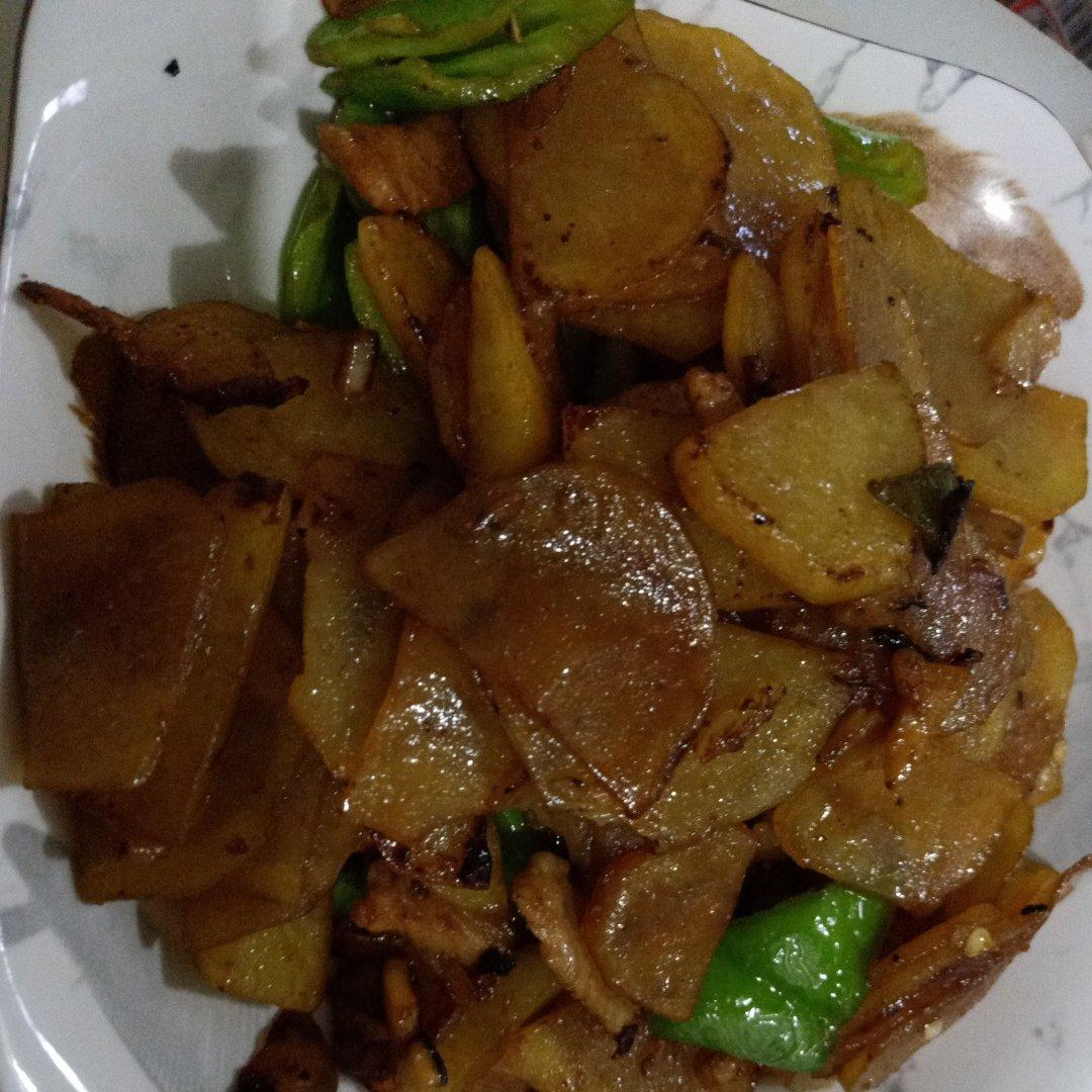 好久没吃肉了，做个土豆片炒肉，这样炒很下饭呀😄