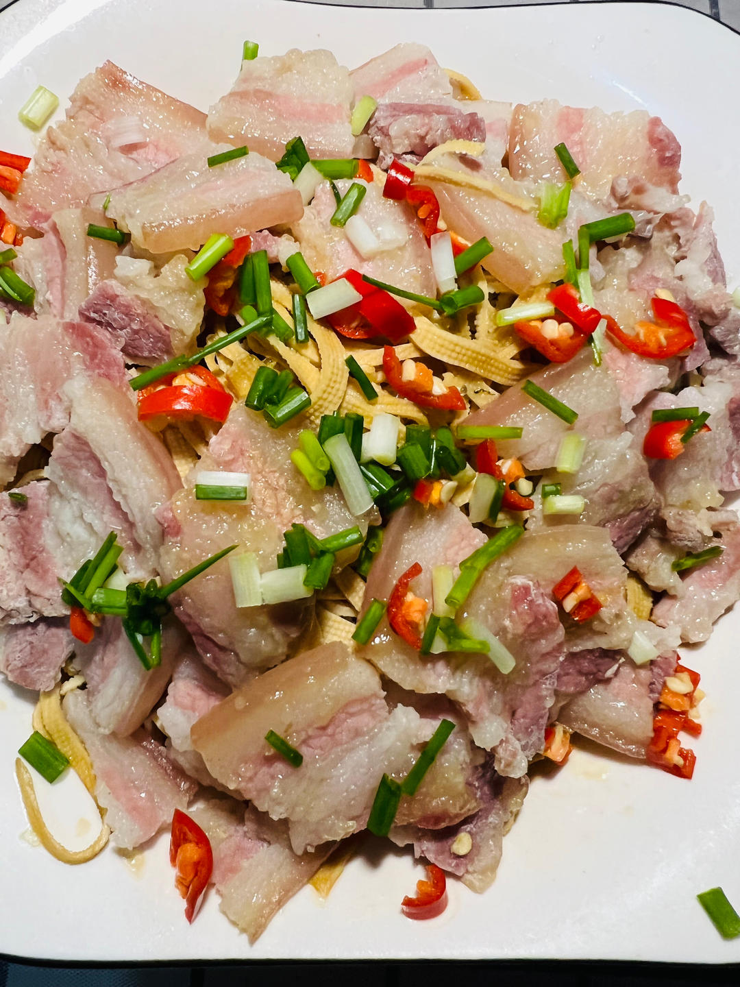 蒸出来的美味～快手家常菜～妈妈腌的咸肉蒸百叶，在加一点白菜，荤素搭配，营养又美味！