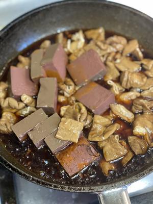 重口味的叠加-臭豆腐肥肠鸭血煲的做法 步骤9