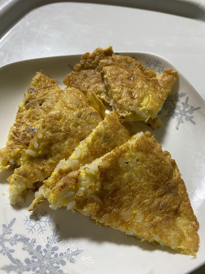 好香的肉渣米饭鸡蛋饼，随意的搭配，想不到的好味道，成功的创意快手早餐