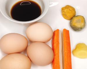 螃蟹味儿的炒鸡蛋，厨艺小白也能轻松料理的做法 步骤1
