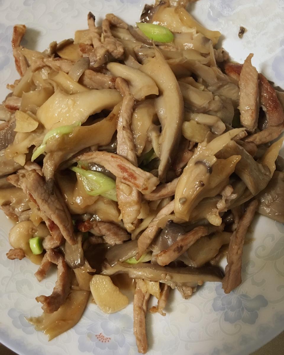 iko597做的平菇炒肉~平菇肉丝