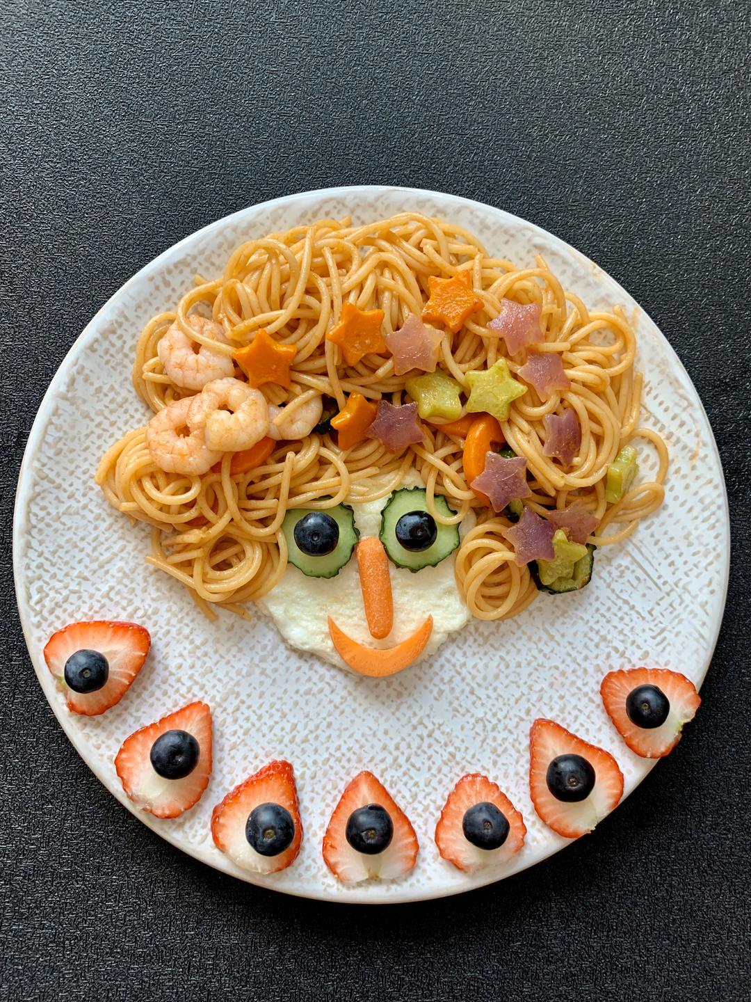 微调一下蔬菜做发饰,摆出五官随意发挥摆盘开始,筷子转圈摆出卷发造型