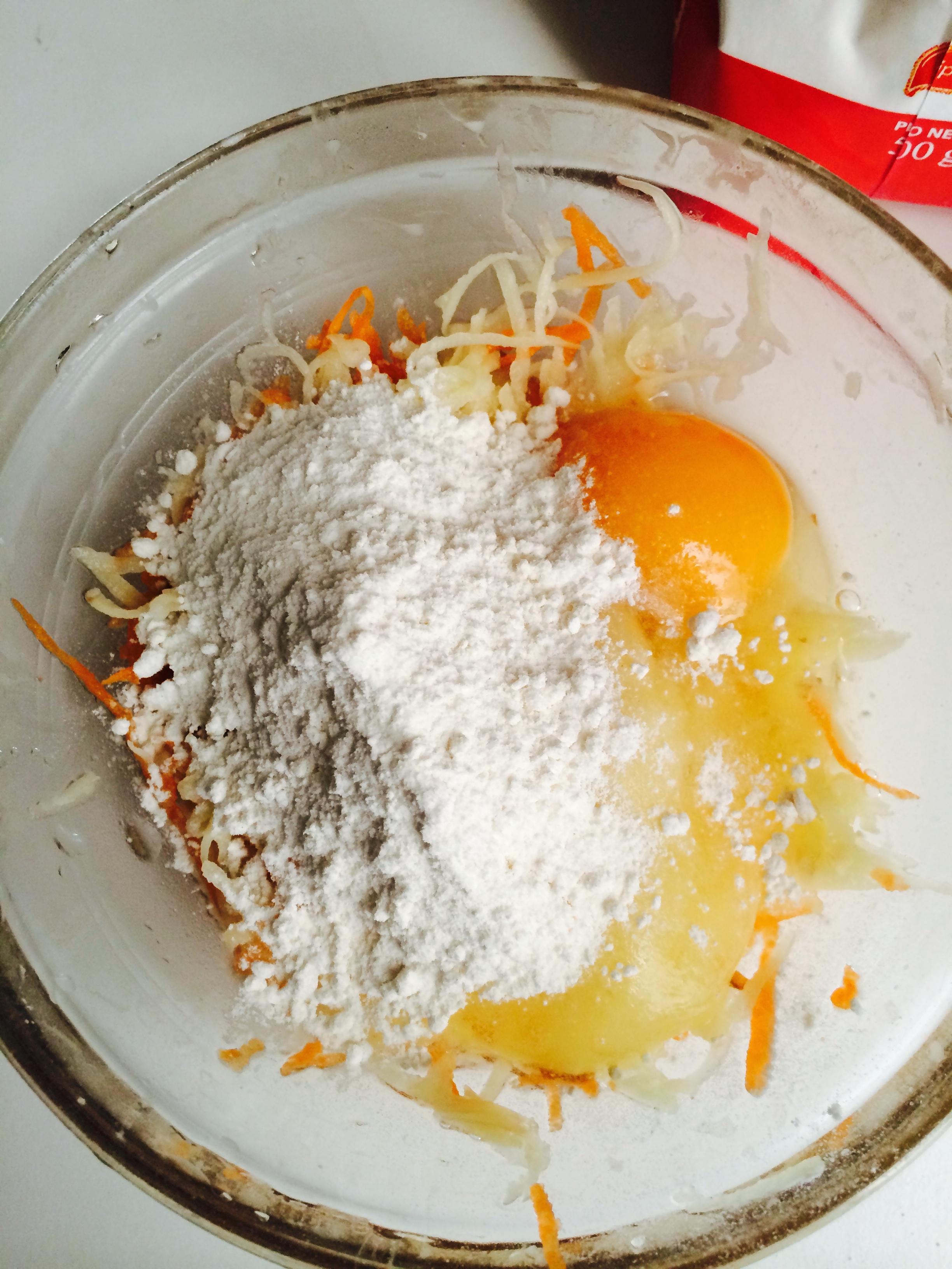 双丝玉米粒鸡蛋煎饼的做法 步骤2
