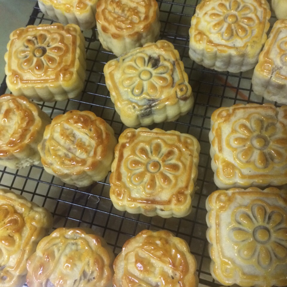 广式月饼－－蛋黄豆沙月饼
