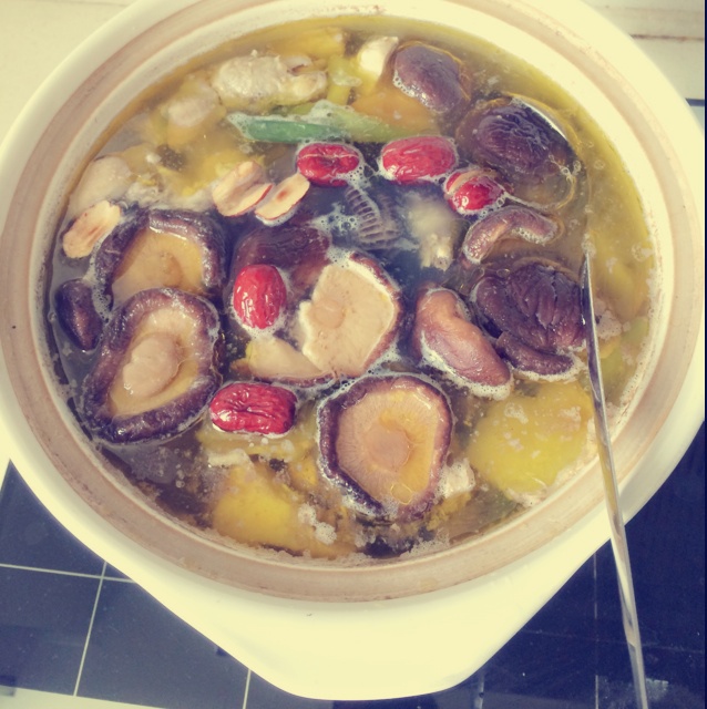 香菇炖鸡汤