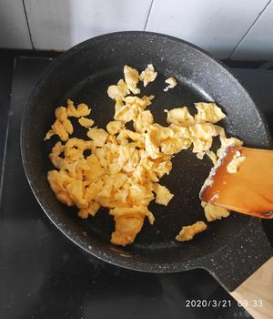 越吃越瘦的酱油蛋炒饭(低碳友好)的做法 步骤2