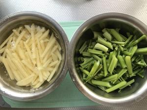 芹菜炒土豆条的做法 步骤1