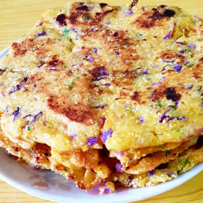 苦苣香菇玉米面贴饼子
