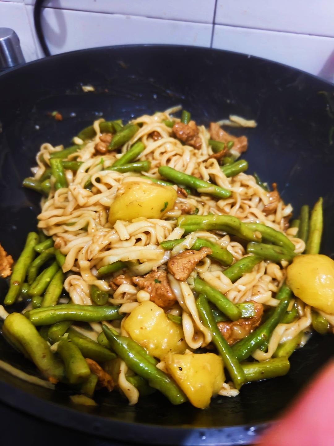 铁锅豆角焖面