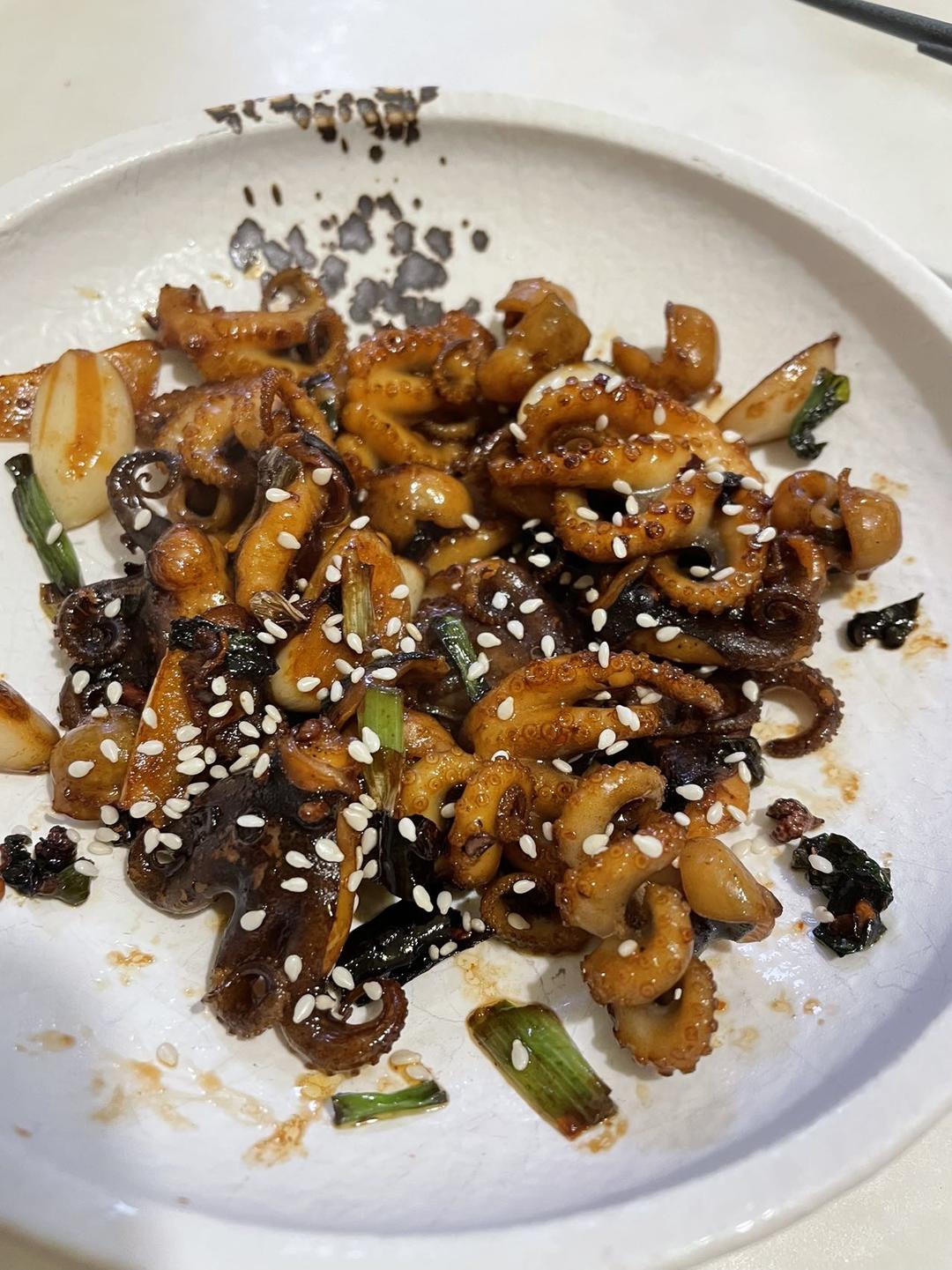 爆炒鱿鱼须，加上这一步，可以与铁板鱿鱼媲美