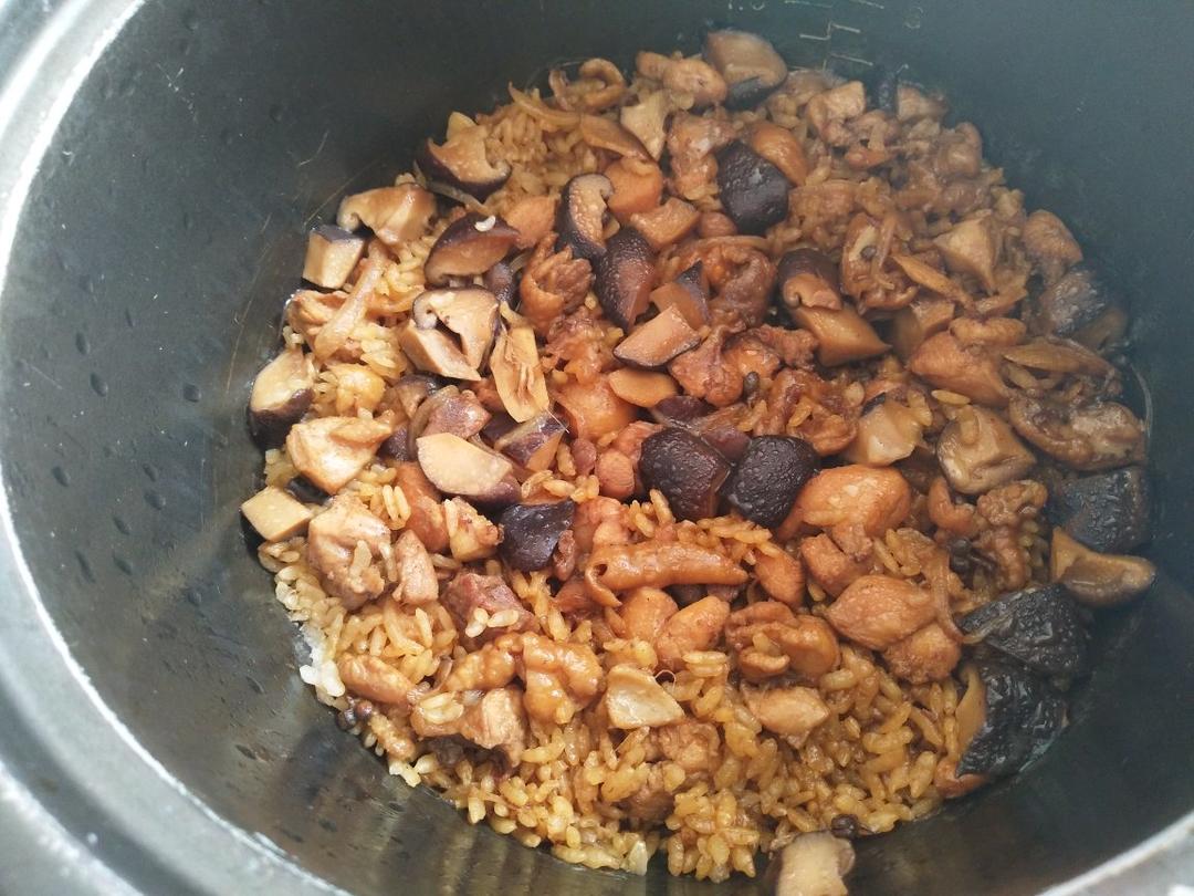 简单喷香的香菇鸡腿🍗焖饭