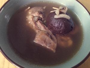 黑蒜菰米排骨汤的做法 步骤5
