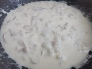 首次尝试就很好吃的奶油蘑菇培根意面的做法 步骤6