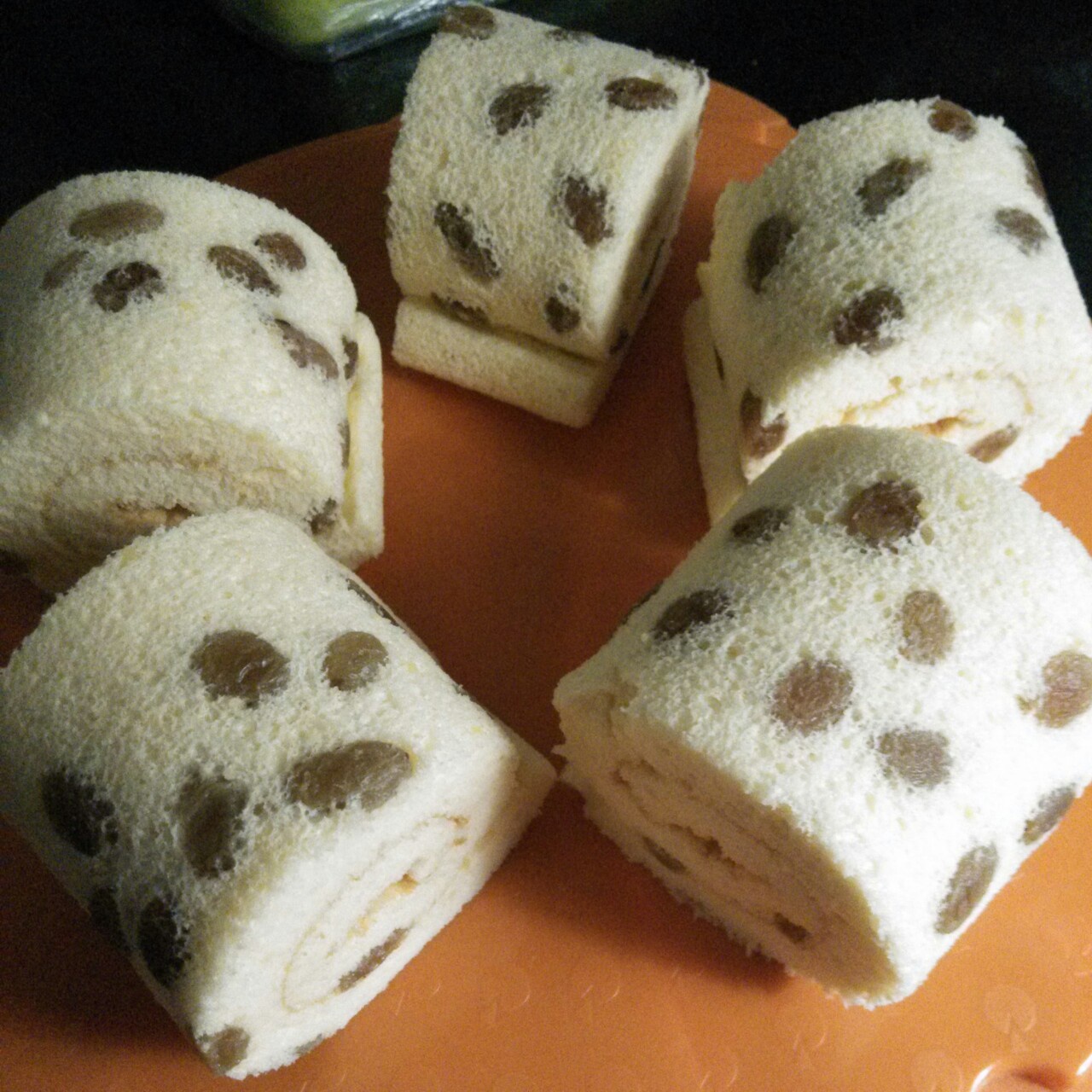 离秋做的葡萄干蛋糕卷