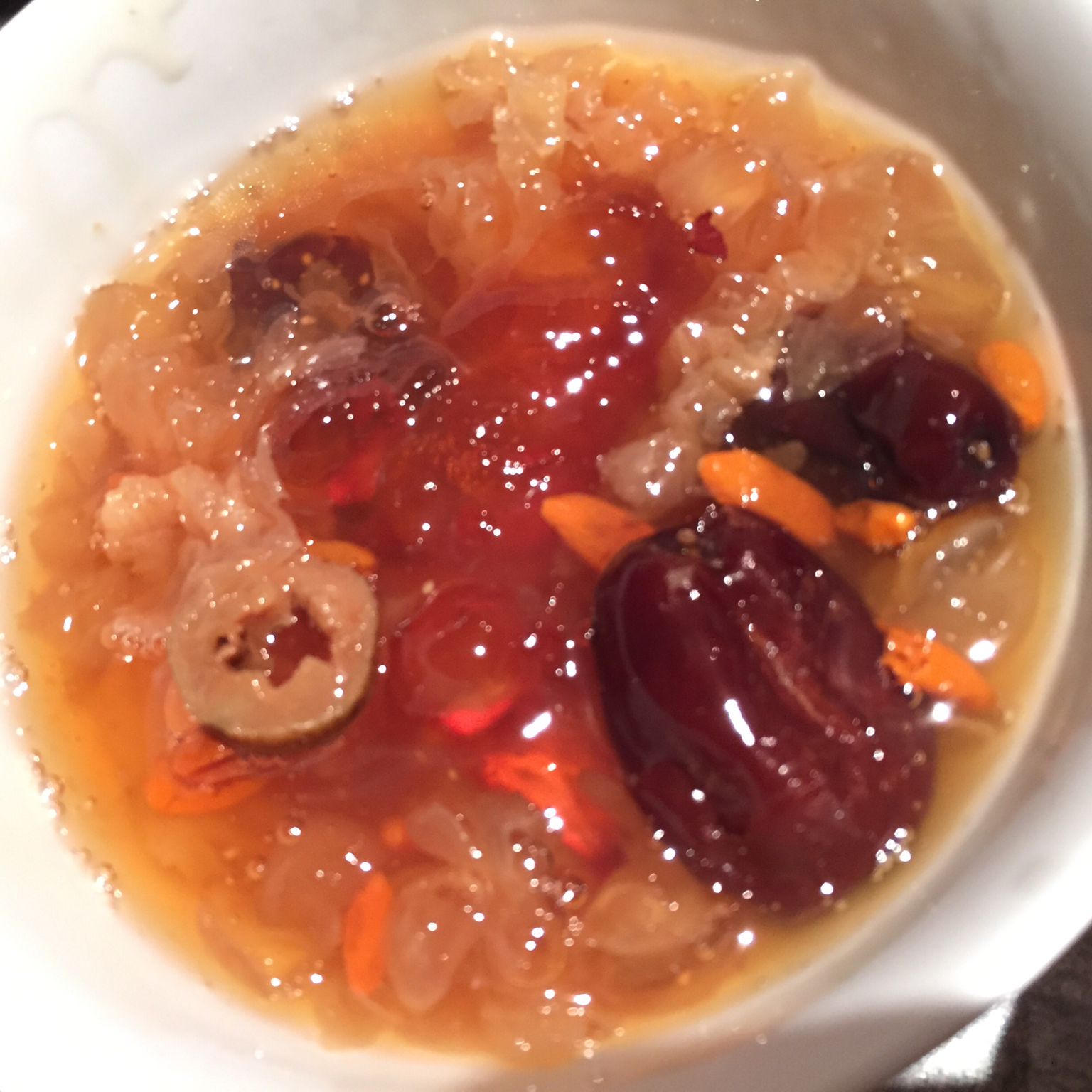 美容润肤 益气补血《桃胶皂角米百合银耳红枣羹》