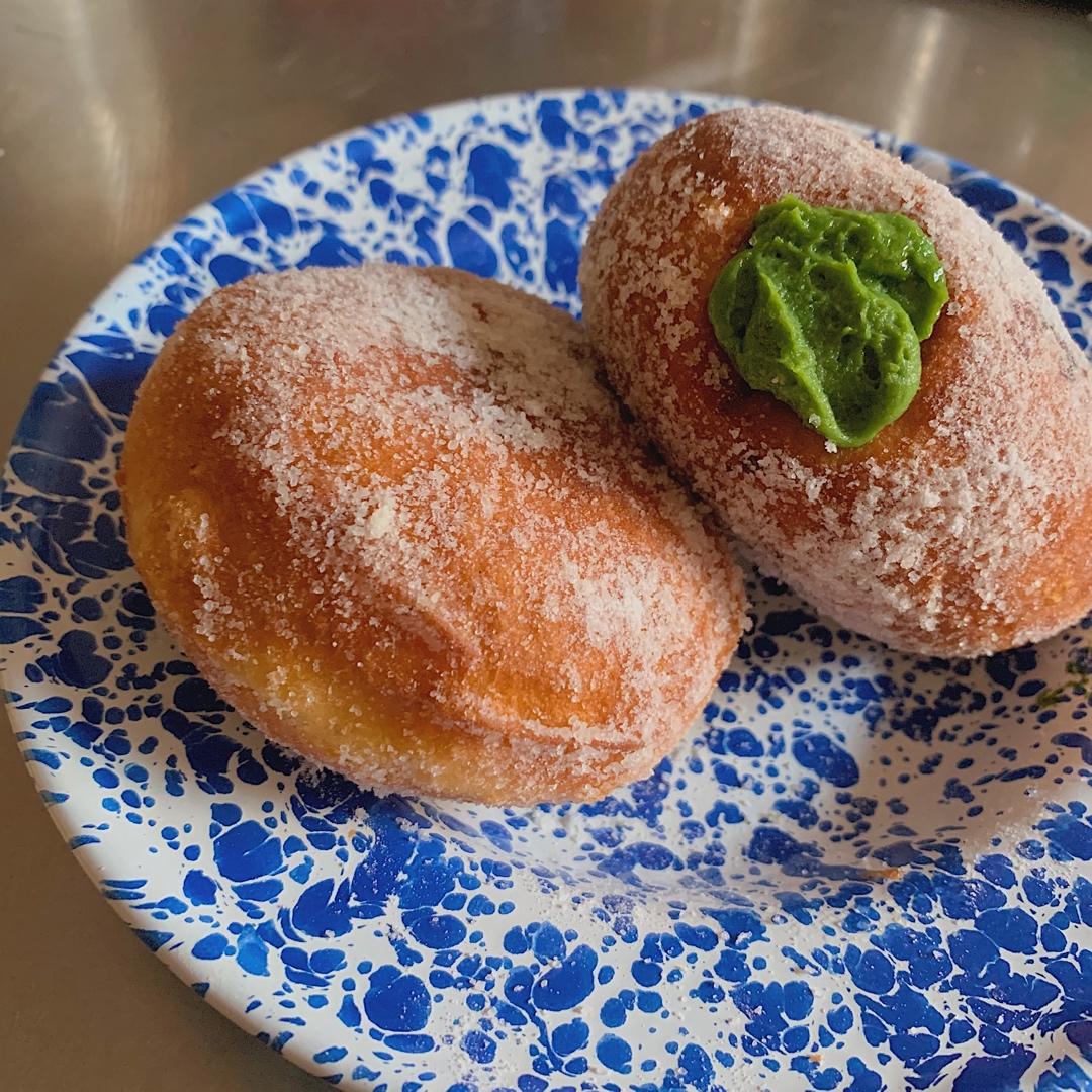 好吃到哭泣的甜甜圈VANILLA CREAM-FILLED DOUGHNUTS