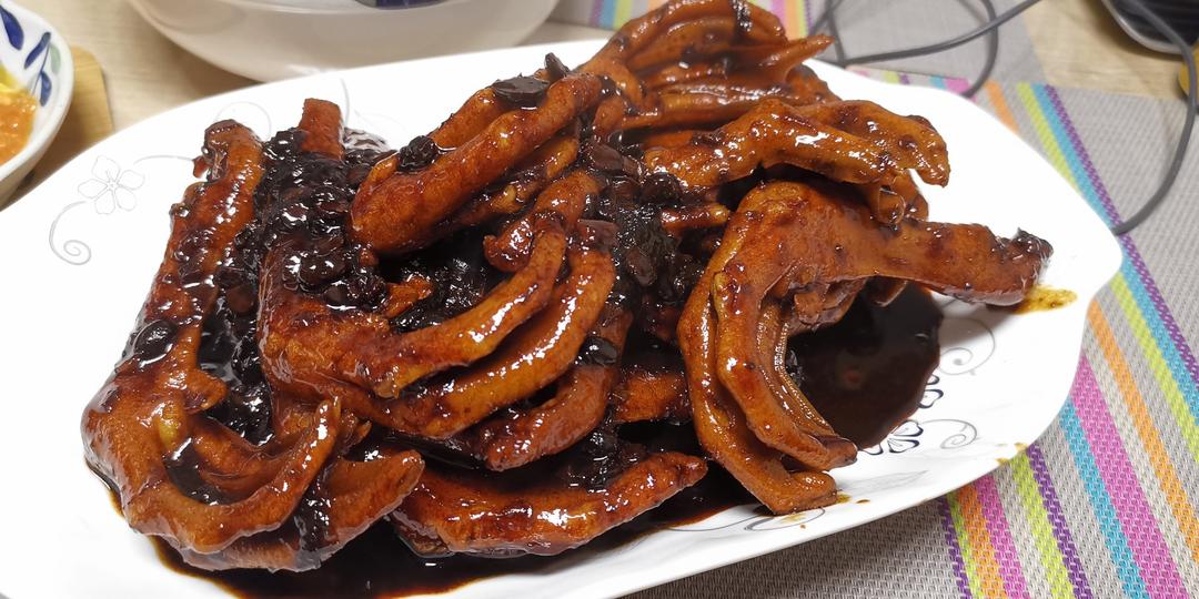 色香味兼具的豆豉红焖鸭掌