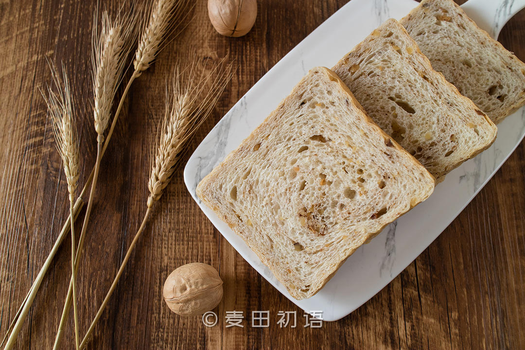 高纤低脂的全麦核桃吐司