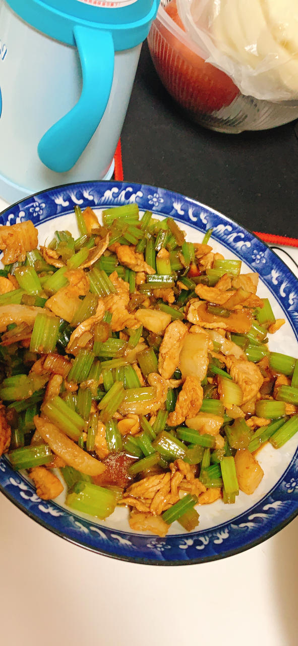 能干三碗饭的芹菜炒肉