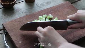 轻食三文鱼杂粮炒饭，秋季贴膘需谨慎的做法 步骤2