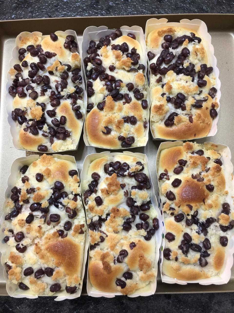 椰蓉蜜豆泡浆面包