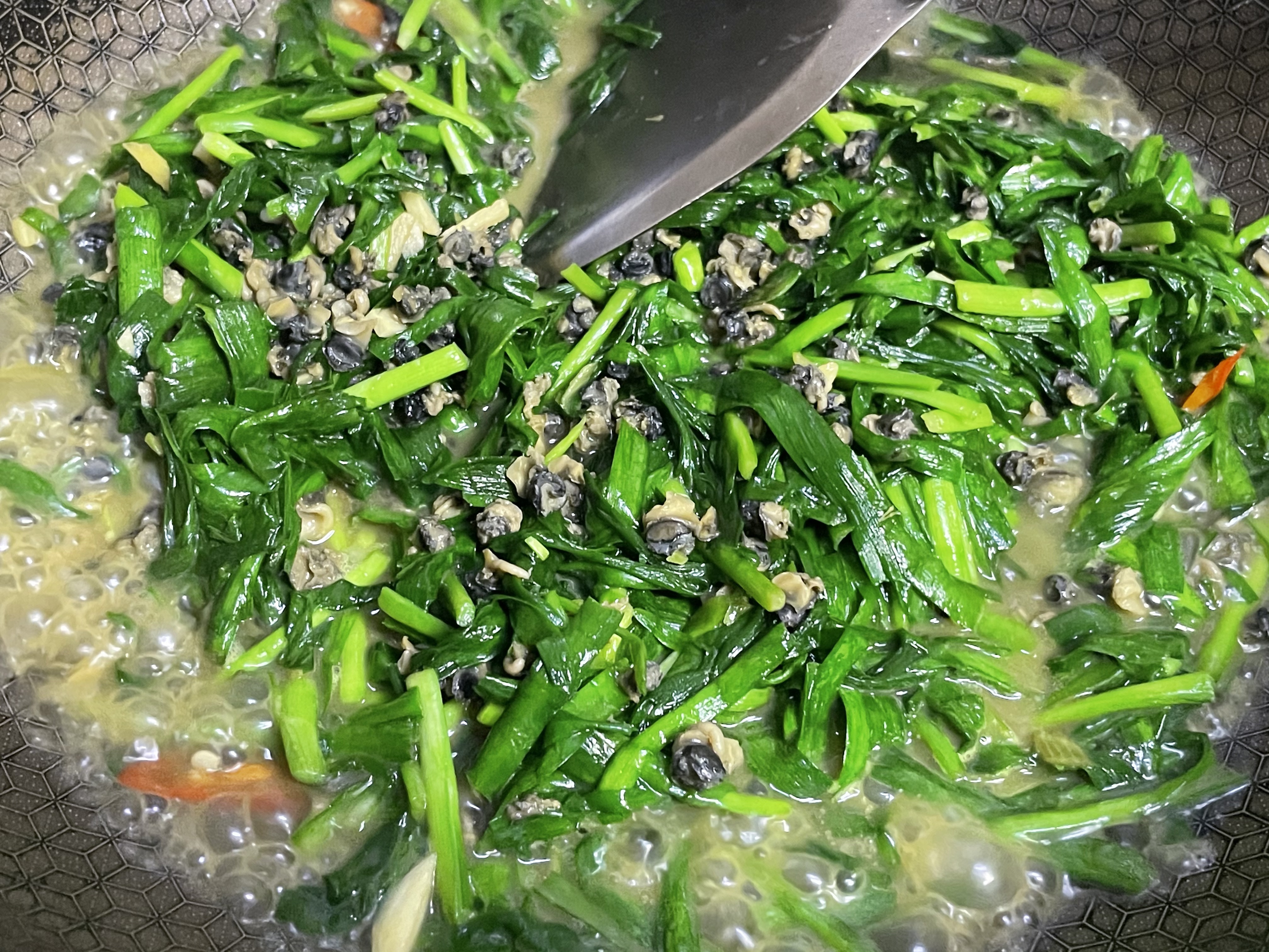 韭菜炒螺蛳肉的做法 步骤5