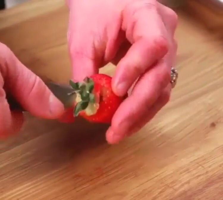 简易美貌甜品-草莓佐奶油芝士的做法 步骤2