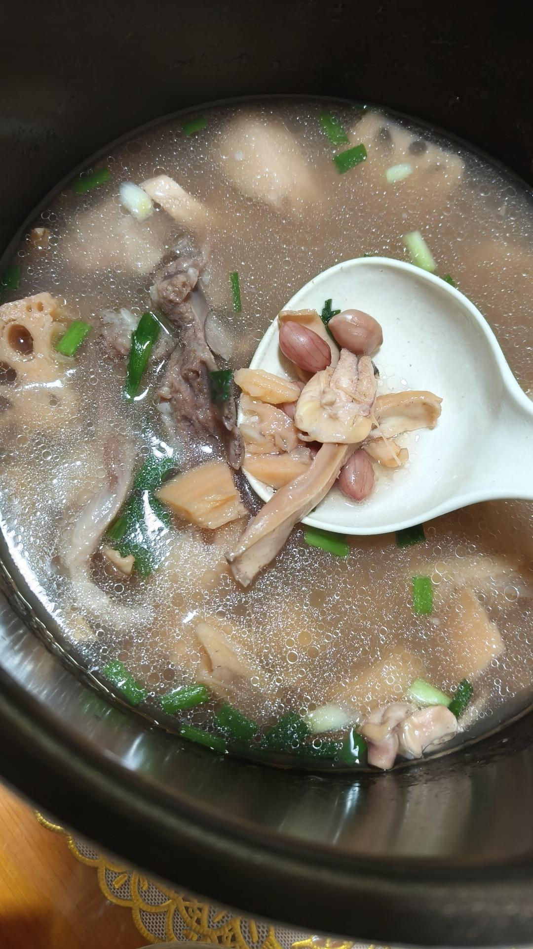 花生莲藕墨鱼排骨汤