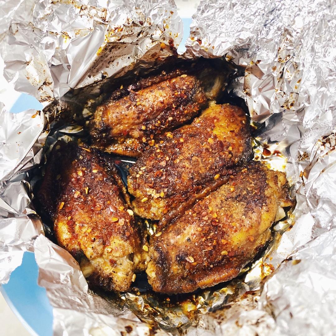 妍妍妍嵩yan做的锡纸烤鸡翅椒盐辣椒威力无穷