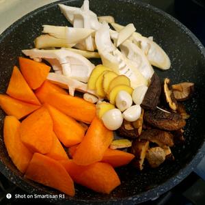 胡萝卜春笋香菇烧排骨的做法 步骤2