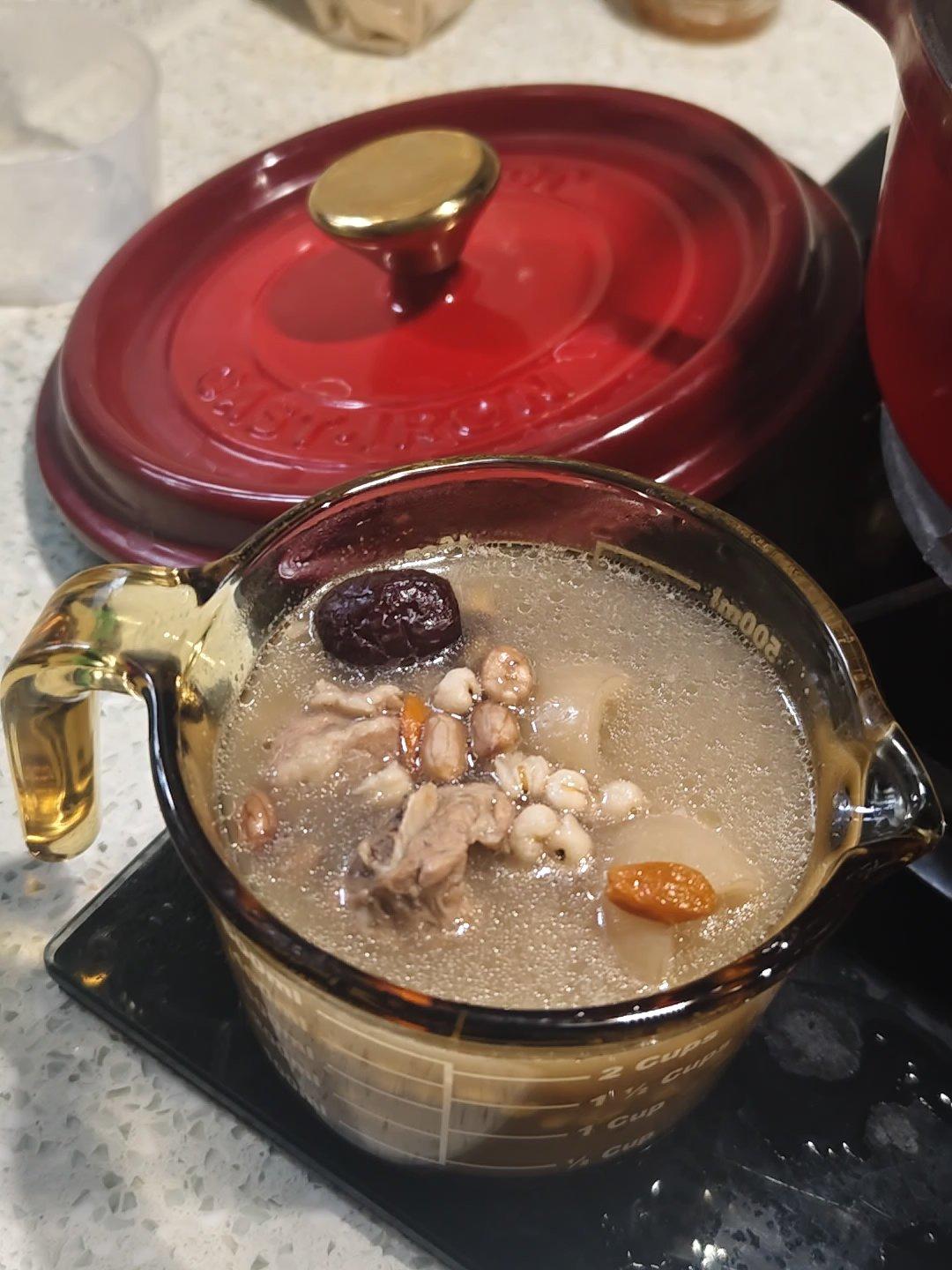 五指毛桃花生煲排骨肉皮汤