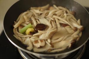 豆腐菌菇汤的做法 步骤7