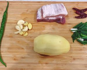 土豆回锅肉的做法 步骤1