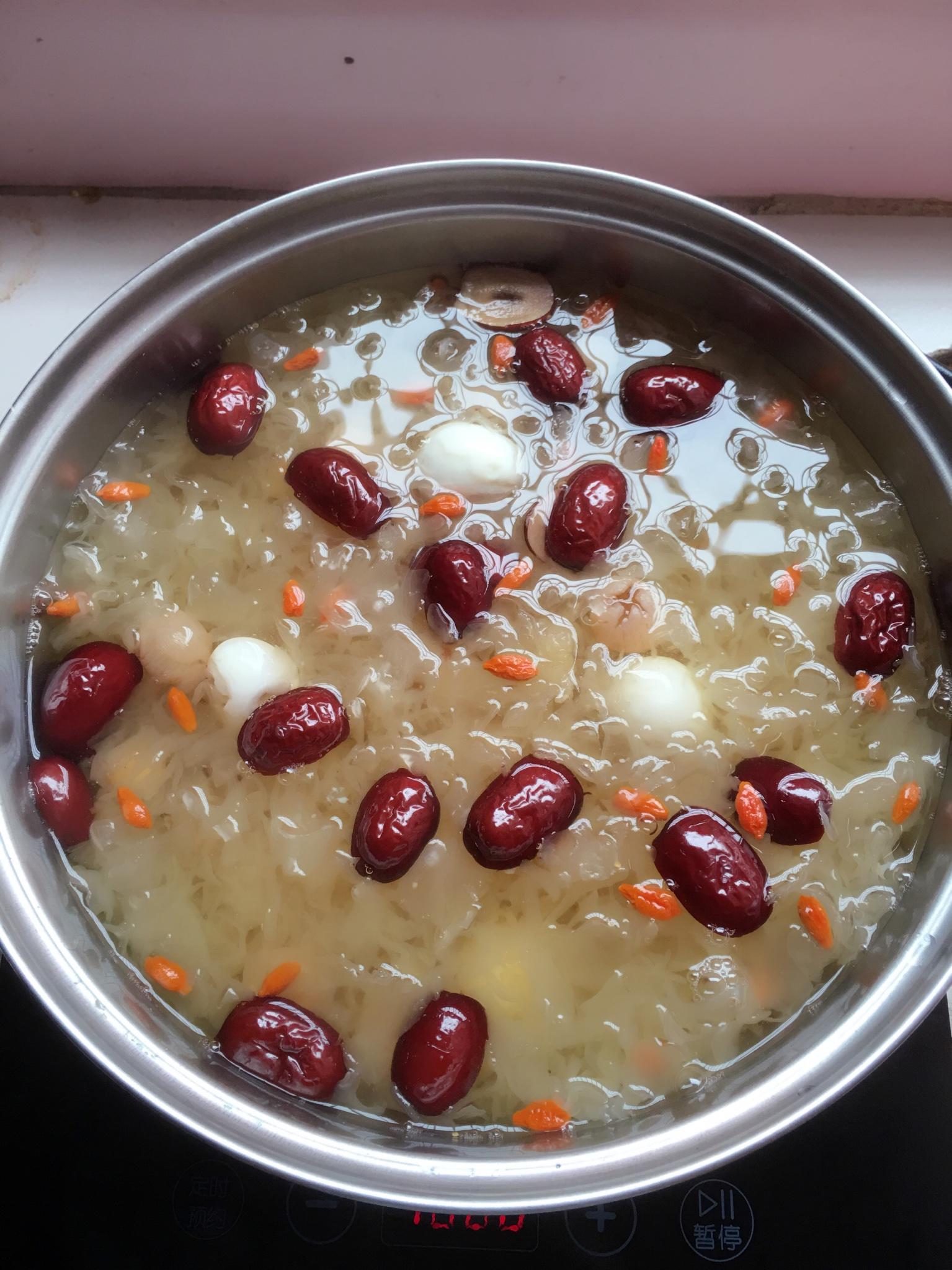 红枣莲子银耳甜汤的做法