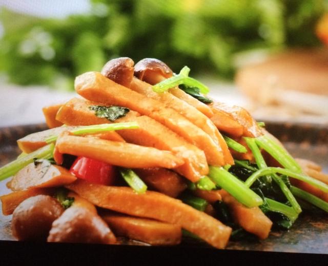 蟹味菇炒芹菜的做法