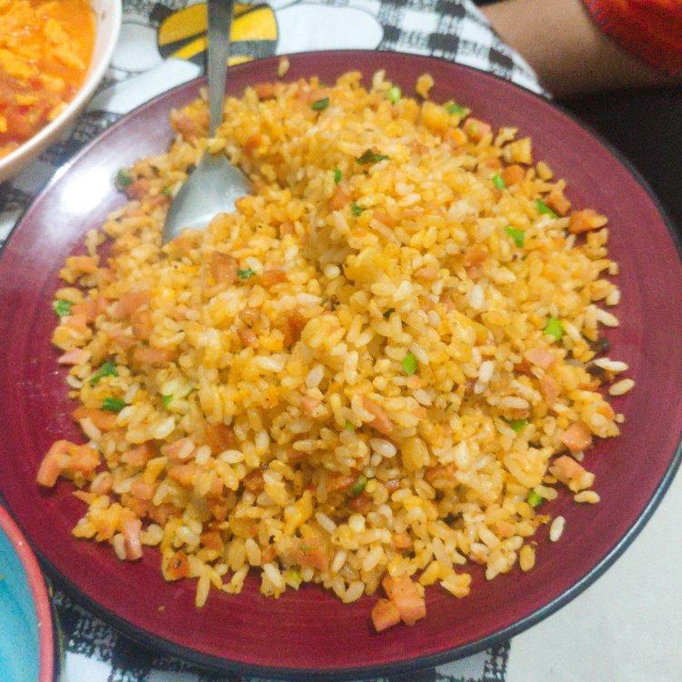 简单易做鸡蛋火腿肠炒饭