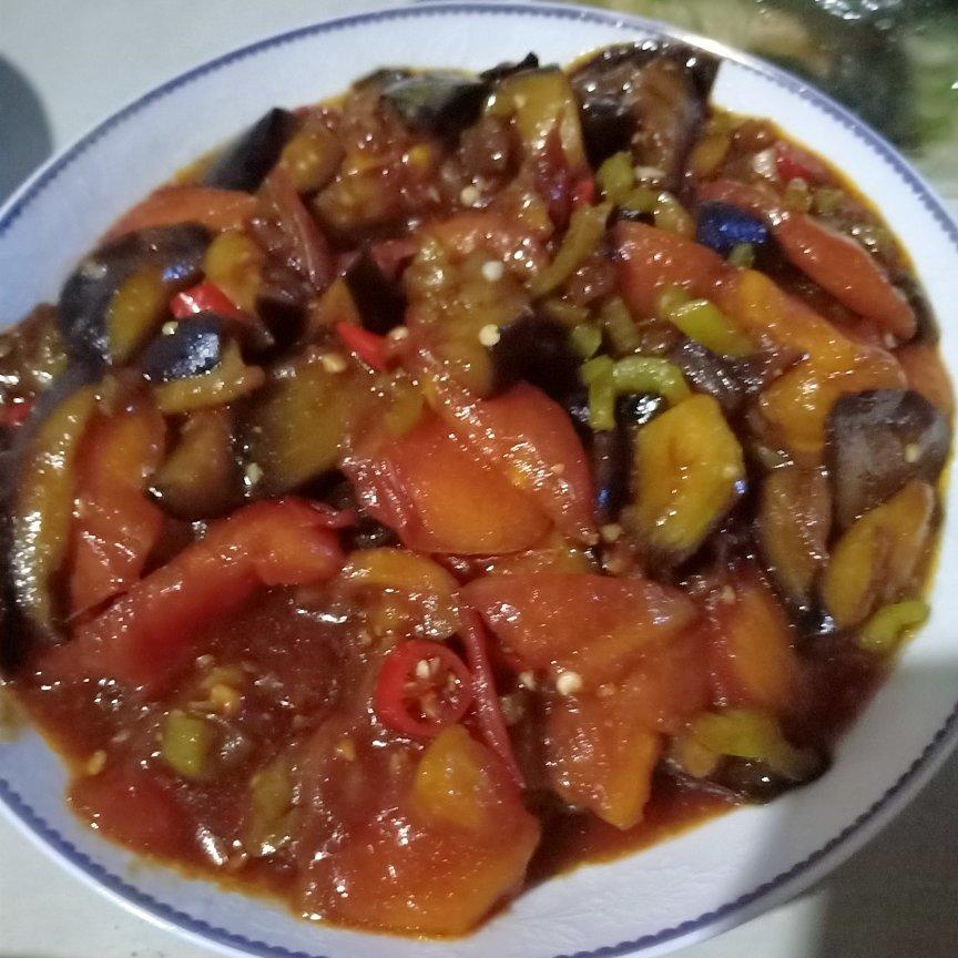 红烧茄子（佐西红柿尖椒）
