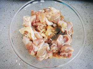 砂锅鸡汤米线的做法 步骤1