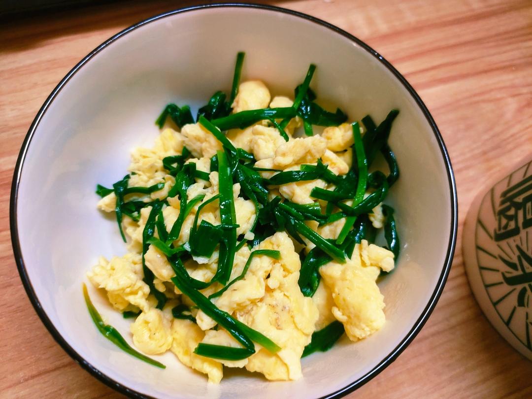 不会炒出汤汁的蒜苗炒鸡蛋