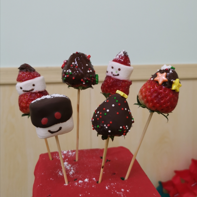 圣诞巧克力草莓雪人的做法
