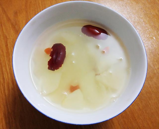 银耳贡梨枸杞红枣糖水的做法