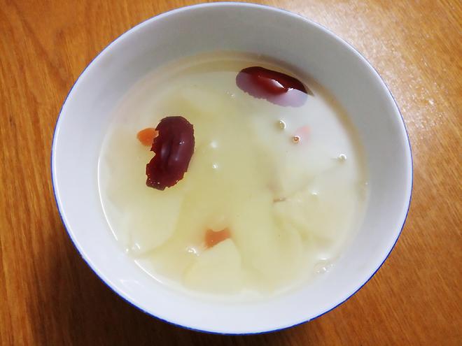 银耳贡梨枸杞红枣糖水的做法