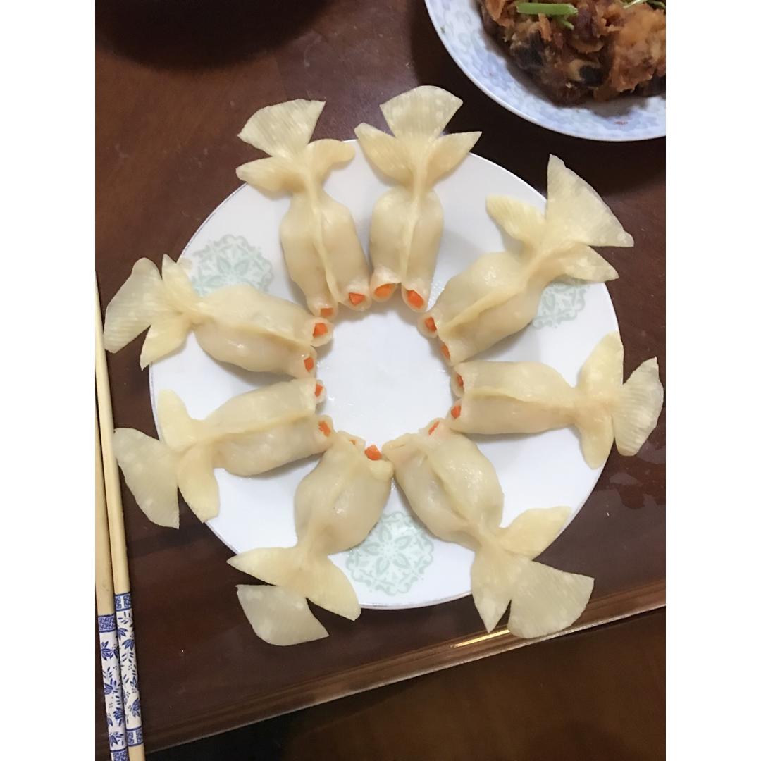 金鱼饺 吃货如妈做的金鱼饺赞 饺子皮,猪肉末{4肥6瘦},胡萝卜,火腿肠