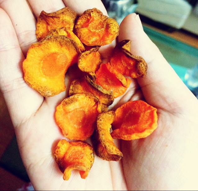依照子瑜妈妈的方子制作的胡萝卜干，给宝宝当零食