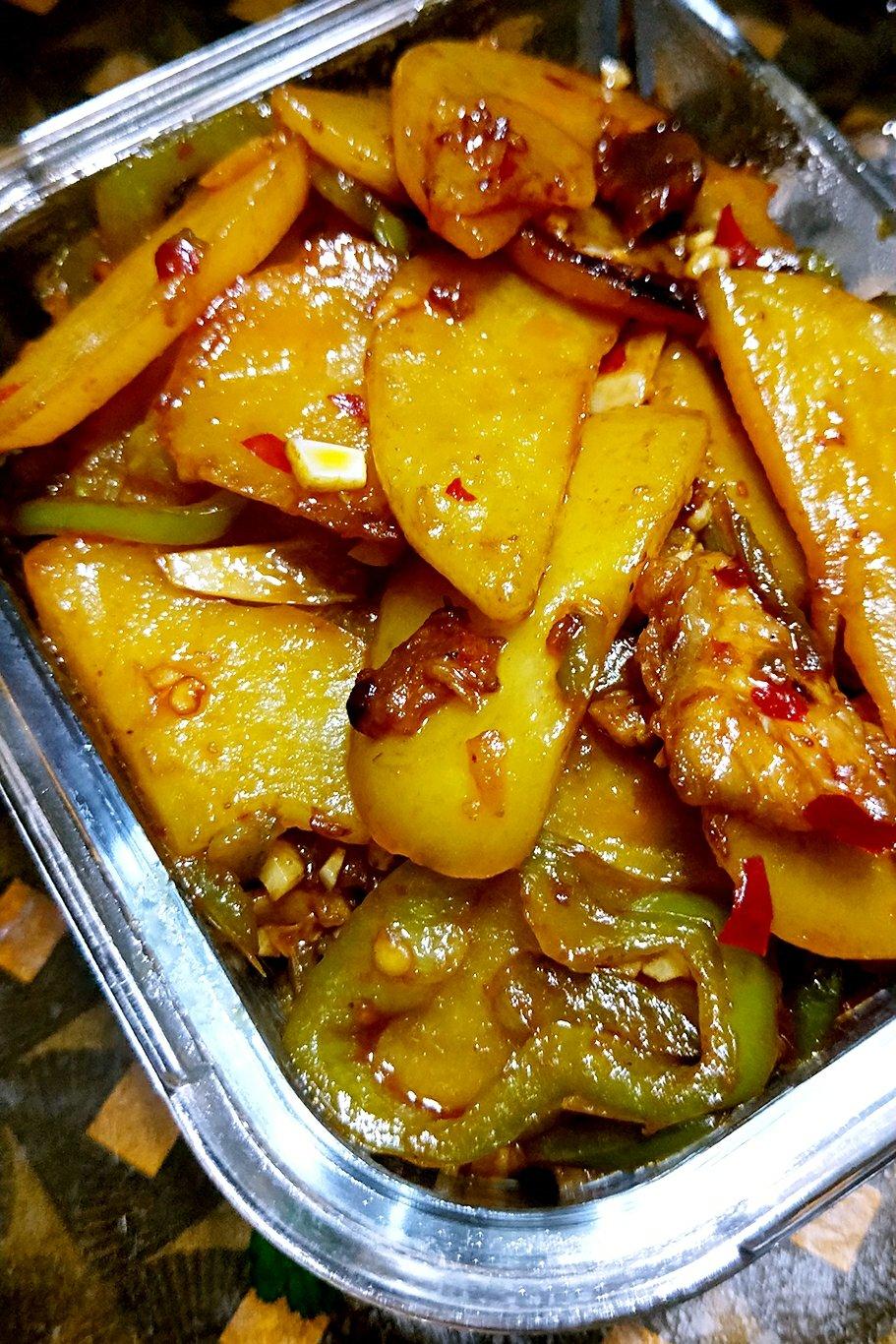 五花肉干煸土豆片