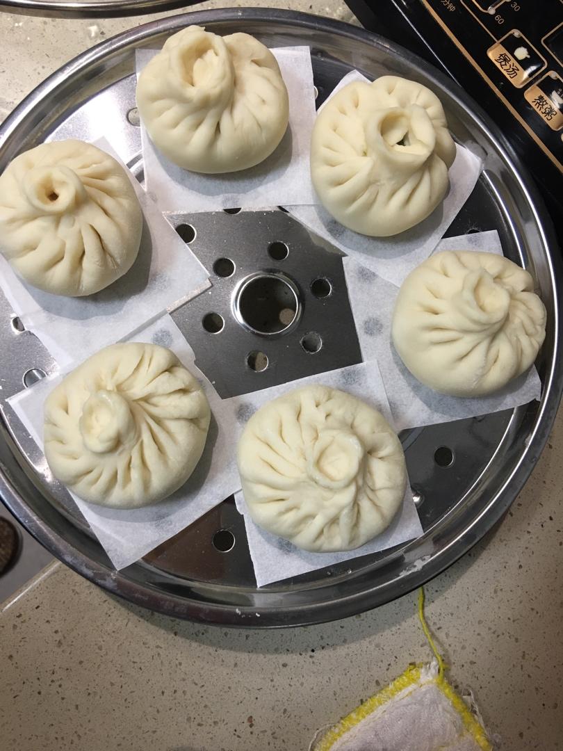 松软多汁肉包子